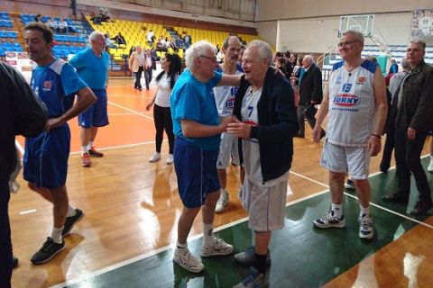 Στα 83 του συνεχίζει να παίζει μπάσκετ ο Βύρων Αλεξιάδης