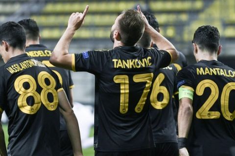 Ο Μουαμέρ Τάνκοβιτς πανηγυρίζει το γκολ που πέτυχε στο Ζαπορίζιε ανοίγοντας το σκορ για την ΑΕΚ κόντρα στη Ζόρια
