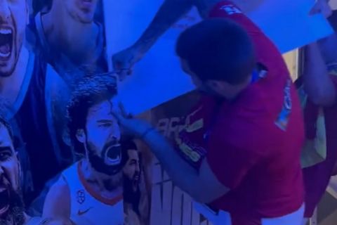 EuroBasket 2022: Οι Ισπανοί διεθνείς έκοψαν το πρόσωπο του Γιουλ για να τον "έχουν" μαζί τους και πανηγύρισαν έξαλλα το τρόπαιο
