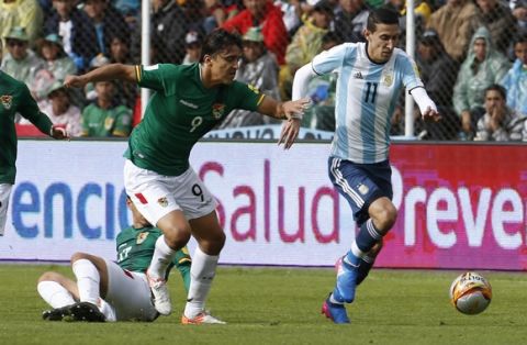 Bolivia's Marcelo Martins, left, fights for the ball with Argentina's Angel Di Maria during a 2018 Russia World Cup qualifying soccer match at the Hernando Siles stadium in La Paz, Bolivia, Tuesday, March 28, 2017. (AP Photo/Juan Karita)