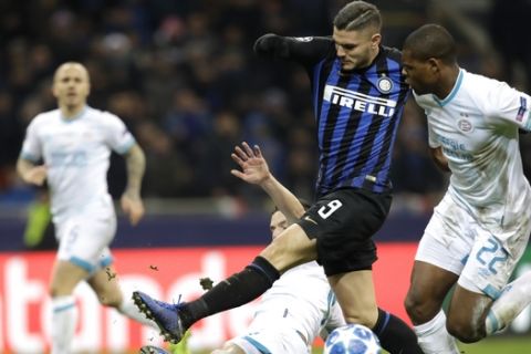Inter Milan's Mauro Icardi fires a shot past PSV's Denzel Dumfries during the Champions League, Group B soccer match between Inter Milan and PSV Eindhoven, at the San Siro stadium in Milan, Italy, Tuesday, Dec. 11, 2018. (AP Photo/Luca Bruno)