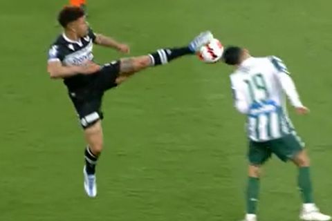 Τελικός Κυπέλλου Λουξ 2022, Παναθηναϊκός: "Ο Αουγκούστο σηκώνει το πόδι του στο κεφάλι του Βιγιαφάνιες, αλλά ο Λαόθ δεν τον αποβάλει"