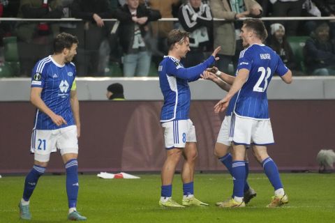 Οι παίκτες της Μόλντε πανηγυρίζουν γκολ που σημείωσαν κόντρα στη Λέγκια στα playoffs για τη φάση των 16 του Europa League 2023-2024 στο 