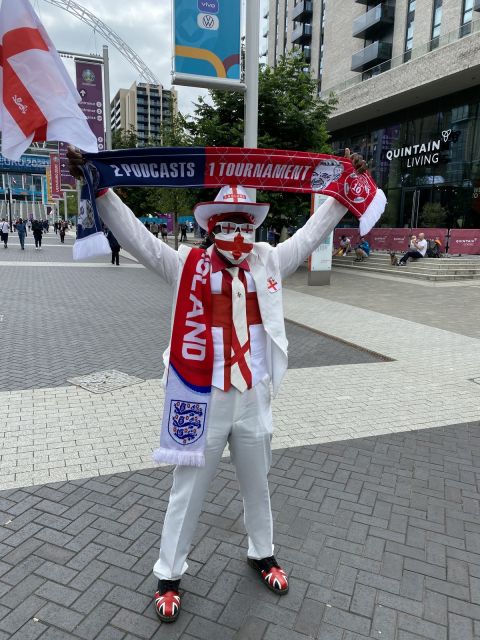 Το SPORT24 στο Λονδίνο: Το πάρτι των Άγγλων έξω από το Γουέμπλεϊ για το ματς με τη Δανία, έχει αρχίσει απ' το μεσημέρι