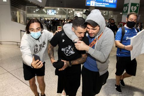 Φίλοι του ΠΑΟΚ πανηγυρίζουν με τους παίκτες στο αεροδρόμιο "Ελευθέριος Βενιζέλος" την κατάκτηση του Κυπέλλου Ελλάδας | Σάββατο 22 Μαΐου 2021