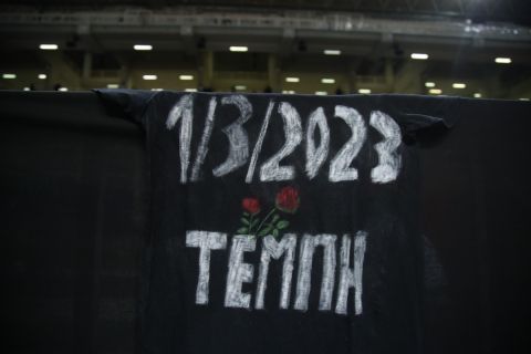 Μαύρα πανό στο ΟΑΚΑ για τα θύματα της τραγωδίας στα Τέμπη