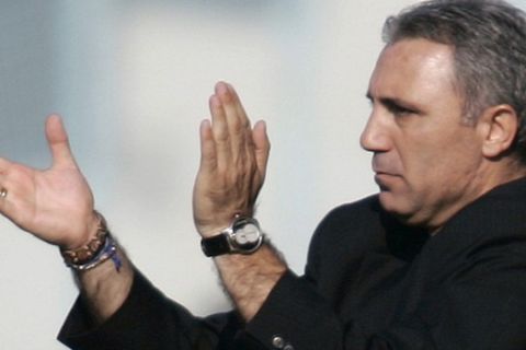 Celta Vigo's coach Hristo Stoichkov of Bulgaria claps during their Spanish First Division soccer match against Deportivo Coruna at Vigo's Balaidos stadium April 15, 2007. REUTERS/Miguel Vidal (SPAIN)
Picture Supplied by Action Images *** Local Caption *** 2007-04-15T165719Z_01_MVI10_RTRIDSP_3_SOCCER-SPAIN.jpg