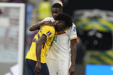 Ο Σισέ παρηγορεί τους παίκτες του Εκουαδόρ μετά την πρόκριση της Σενεγάλης | 29 Νοεμβρίου 2022
