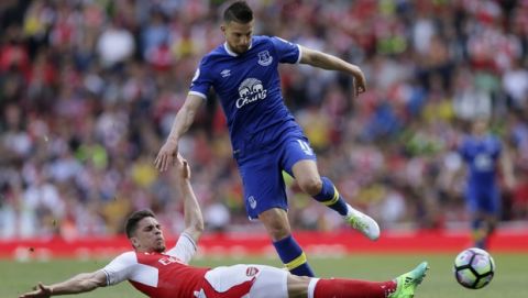 Arsenal's Gabriel Paulista, left, competes for the ball with Everton's Kevin Mirallas during the English Premier League soccer match between Arsenal and Everton at The Emirates stadium in London, Sunday May 21, 2017. (AP Photo/Tim Ireland)