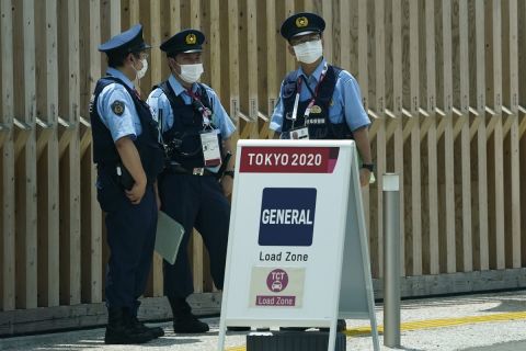 Αστυνομικοί κοντά στην είσοδο του Ολυμπιακού χωριού που θα φιλοξενήσει τους αθλητές που θα πάρουν μέρος στους Ολυμπιακούς και στους Παραολυμπιακούς Αγώνες του Τόκυο 