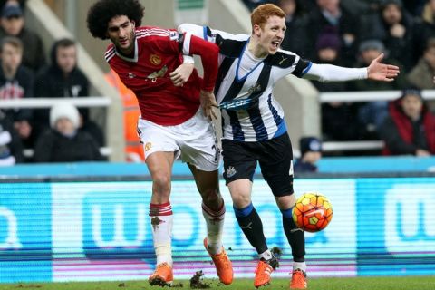 Newcastle United's Jack Colback, right, vies for the ball with Manchester United's Marouane Fellaini, left, during the English Premier League soccer match between Newcastle United and Manchester United at St James' Park, Newcastle, England, Tuesday, Jan. 12, 2015. (AP Photo/Scott Heppell)
