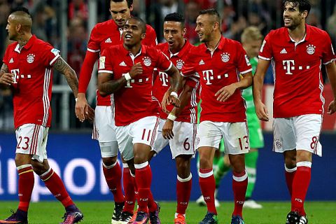 MUNICH, GERMANY - OCTOBER 22:  Douglas Costa of Bayern Muenchen celebrates after he scores his team's 2nd goal during the Bundesliga match between Bayern Muenchen and Borussia Moenchengladbach at Allianz Arena on October 22, 2016 in Munich, Germany.  (Photo by Alexander Hassenstein/Bongarts/Getty Images)