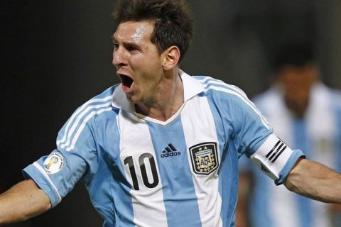 Argentina's Lionel Messi celebrates after scoring their third goal against Paraguay in a 2014 World Cup qualifying soccer match in Cordoba September 7, 2012.         REUTERS/Marcos Brindicci (ARGENTINA - Tags: SPORT SOCCER)