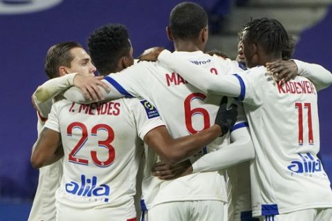 Οι παίκτες της Λιόν πανηγυρίζουν γκολ απέναντι στην Μπορντό για την Ligue 1.