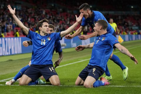 Ο Κίεζα πανηγυρίζει με τους συμπαίκτες του γκολ στο Ιταλία - Αυστρία για το Euro 2020.