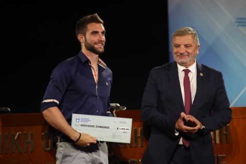 Ο Στέφανος Ντούσκος βραβεύτηκε από την ΕΟΕ