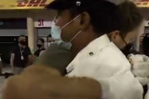Ο Γκροζάν αγκαλιάζει έναν από τους ανθρώπους της πίστας που τον έσωσαν