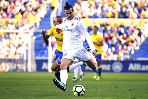 Real Madrid's Gareth Bale prepares to shoot on goal during a Spanish La liga soccer match between Real Madrid and Las Palmas at the Gran Canaria stadium on the Canary island of Las Palmas, Spain, Saturday March 31, 2018. (AP Photo/Lucas de Leon)