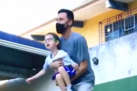 Βραζιλία: Γυμναστής συγκίνησε παίρνοντας αγκαλιά παιδί με αναπηρία για να γυμναστούν παρέα