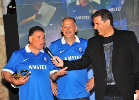 Η Amstel τα έκανε όλα μπλε για χάρη της Εθνικής Ομάδα Ποδοσφαίρου! Ακόμα και την μπίρα!