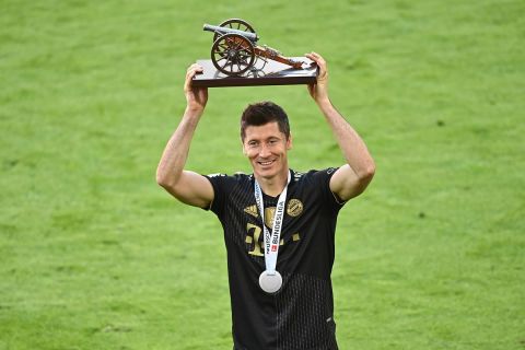 Ο Ρόμπερτ Λεβαντόβσκι της Μπάγερν παραλαμβάνει το βραβείο του 1ου σκόρερ της Bundesliga 2020-2021 στην "Άλιαντς Αρένα", Μόναχο | Σάββατο 22 Μαΐου 2021
