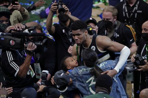 Ο Γιάννης Αντετοκούνμπο με τη Μαράια και τον γιό τους Λιάμ μετά το Game 6 των NBA Finals κόντρα στους Φοίνιξ Σανς