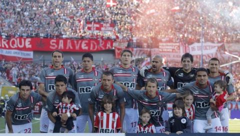 Players of Estudiantes LP pose for the media before a Argentine First Division soccer match against Arsenal in Buenos Aires December 12, 2010.     REUTERS/Enrique Marcarian (ARGENTINA - Tags: SPORT SOCCER)