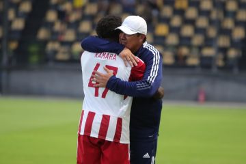 Αγκαλιά μεταξύ του Αμπουμπακάρ Καμαρά και του Χερμάν Μπούργος πριν από φιλικό παιχνίδι του Άρη με τον Ολυμπιακό στο Βικελίδης | 11 Ιουλίου 2022