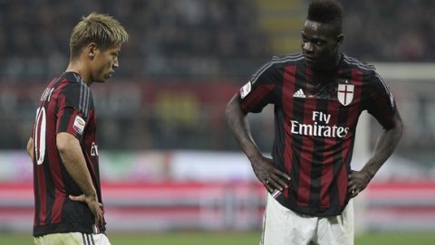 MILAN, ITALY - APRIL 09:  Keisuke Honda of AC Milan speaks to his team-mate Mario Balotelli during the Serie A match between AC Milan and Juventus FC at Stadio Giuseppe Meazza on April 9, 2016 in Milan, Italy.  (Photo by Marco Luzzani/Getty Images)