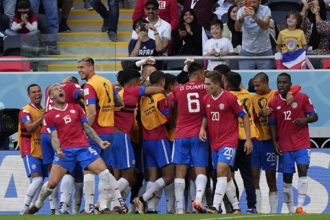 Οι παίκτες της Κόστα Ρίκα πανηγυρίζουν το γκολ κόντρα στην Ιαπωνία
