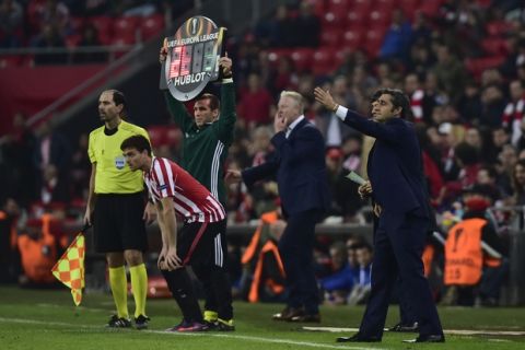 Athletic Bilbao's head manager Ernesto Valverde, right, gives instructions as Genk's head manager Peter Maes, center, looks on during the Europa League Group F soccer match between Athletic Bilbao and Genk, at the San Mames stadium, in Bilbao, northern Spain, Thursday, Nov. 3, 2016. Athletic Bilbao won the match 5-3. (AP Photo/Alvaro Barrientos)