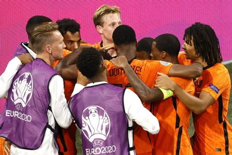 Οι παίκτες της Ολλανδίας πανηγυρίζουν τη νίκη τους επί της Αυστρίας για το Euro 2020 | 17 Ιουνίου 2021