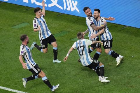 Οι παίκτες της Αργεντινής πανηγυρίζουν γκολ που σημείωσαν κόντρα στην Αυστραλία για τη φάση των 16 του Παγκοσμίου Κυπέλλου 2022 στο "Αχμάντ μπιν Αλί", Ντόχα | Σάββατο 3 Δεκεμβρίου 2022