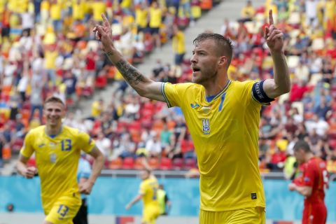Ο Αντρέι Γιαρμολένκο με τη φανέλα της εθνικής Ουκρανίας σε ματς απέναντι στην Βόρεια Μακεδονία στο Euro 2020 | 17 Ιουνίου 2021