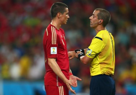 RIO DE JANEIRO, BRAZIL - JUNE 18:  Referee Mark Geiger speaks to Fernando Torres of Spain as Claudio Bravo of Chile lies on the field during the 2014 FIFA World Cup Brazil Group B match between Spain and Chile at Maracana on June 18, 2014 in Rio de Janeiro, Brazil.  (Photo by Clive Rose/Getty Images)