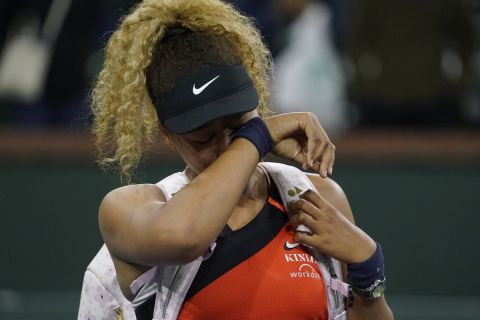 Η Ναόμι Οσάκα σκουπίζει τα δάκρυά της στο Indian Wells μετά τη λεκτική επίθεση που δέχθηκε 