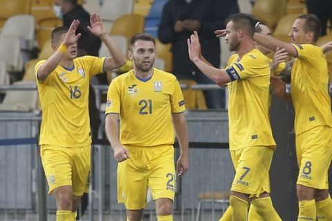Οι παίκτες της εθνικής Ουκρανίας πανηγυρίζουν το γκολ κόντρα στην Ισπανία