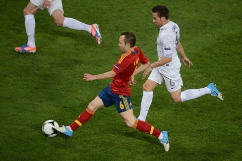Spanish midfielder Andres Iniesta (L) vies with French midfielder Yohan Cabaye during the Euro 2012 football championships quarter-final match Spain vs France on June 23, 2012 at the Donbass Arena in Donetsk.     AFP PHOTO / JEFF PACHOUD        (Photo credit should read JEFF PACHOUD/AFP/GettyImages)