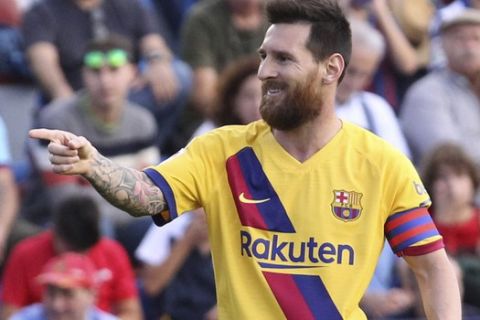 Barcelona's Lionel Messi celebrates after scoring the opening goal against Levante during the Spanish La Liga soccer match in Valencia, Spain, Nov.2 , 2019. (AP Photo/Alberto Saiz)