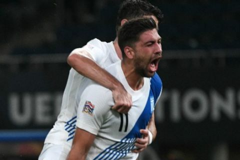 Ο Μπακασέτας πανηγυρίζει ένα γκολ με την Εθνική Ελλάδας