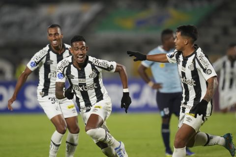 Ο Ρουάν της Σάντος πανηγυρίζει γκολ κόντρα στην Ουνιβερσιδάδ Κατόλικα στο Copa Sudamericana στο Κίτο