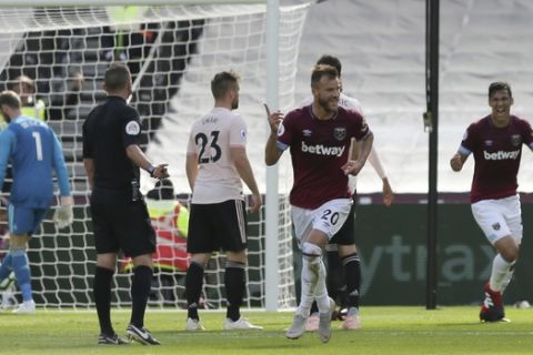 West Ham's Andriy Yarmolenko, 2nd right, celebrates after scoring his sides second goal, during the English Premier League soccer match between West Ham United and Manchester United at London Stadium in London in London, England, Saturday, Sept. 29, 2018. (AP Photo/Tim Ireland)