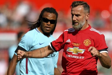 Manchester United's Karel Poborsky, right, in action against Barcelona's Edgar Davids during the legends soccer match between Manchester United and Barcelona at Old Trafford, Manchester, England, Saturday, Sept. 2, 2017. (Dave Howarth/PA via AP)