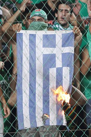 Έκαψαν ελληνική σημαία στο ΑΠΟΕΛ-Ομόνοια!