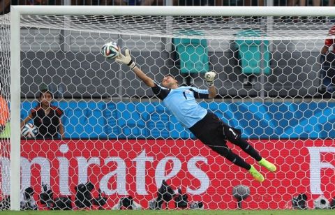 SALVADOR, BRAZIL - JULY 05: Keylor Navas of Costa Rica makes a save during the 2014 FIFA World Cup Brazil Quarter Final match between the Netherlands and Costa Rica at Arena Fonte Nova on July 5, 2014 in Salvador, Brazil.  (Photo by Dean Mouhtaropoulos/Getty Images)