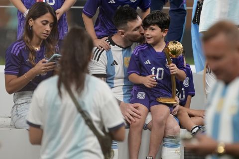 Ο Μέσι με τα παιδιά του και τη σύζυγό του μετά τον τελικό του Παγκοσμίου Κυπέλλου