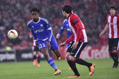 Olympique de Marseille's Michy Batshuayi, left, duels for the ball with Athletic Bilbao's  Xabier Etxeita during the Europa League soccer match, round of 32, second leg, between Athletic Bilbao and Olympique de Marseille, at San Mames stadium, in Bilbao, northern Spain, Thursday, Feb. 25, 2016. (AP Photo/Alvaro Barrientos)
