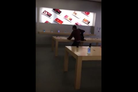 Μπήκε σε Apple Store και έσπασε όλα τα iPhones (video)