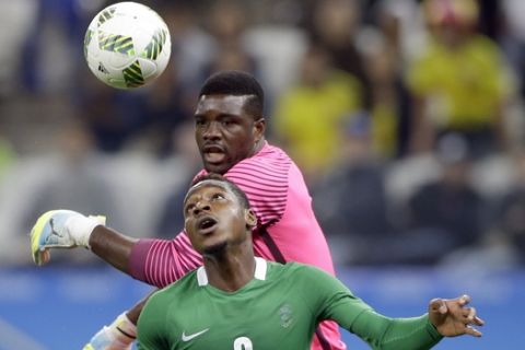 Nigeria's Kingsley Madu ( 3 ) and Nigeria goalkeeper Daniel Akpeyi try to control the ball in defense during a group B match of the men's Olympic football tournament between Colombia and Nigeria in Sao Paulo, Brazil, Wednesday Aug. 10, 2016. (AP Photo/Nelson Antoine)