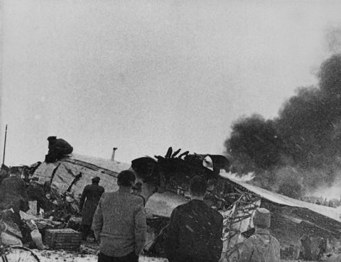 Το μοιραίο αεροπλάνο και τα συντρίμμια του στο τραγικό δυστύχημα με την αποστολή της Μάντσεστερ Γιουνάιτεντ, το 1958